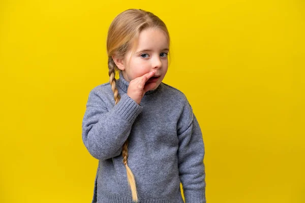 Liten Kaukasisk Flicka Isolerad Gul Bakgrund Viskar Något — Stockfoto