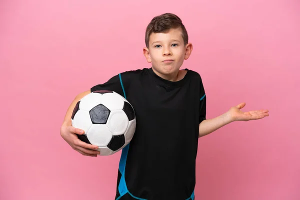 Klein Kaukasisch Voetbal Speler Jongen Geïsoleerd Roze Achtergrond Met Twijfels — Stockfoto