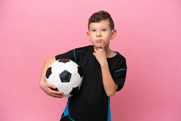 Klein Kaukasisch Voetbal Speler Jongen Geïsoleerd Roze Achtergrond Met Twijfels — Stockfoto