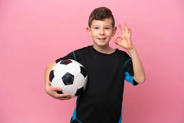 Klein Kaukasisch Voetbal Speler Jongen Geïsoleerd Roze Achtergrond Tonen Teken — Stockfoto