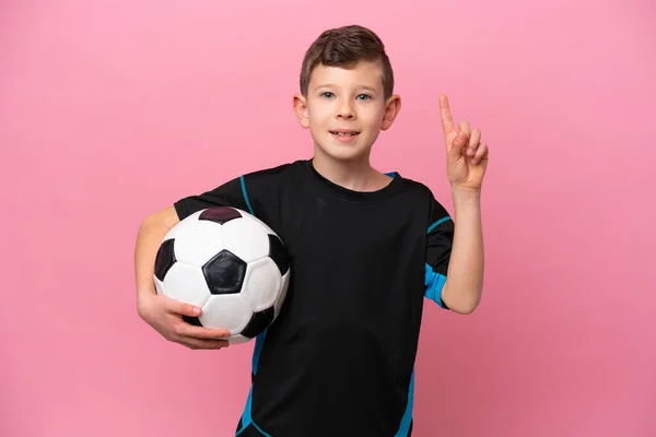 Klein Kaukasisch Voetbal Speler Jongen Geïsoleerd Roze Achtergrond Wijzend Een — Stockfoto
