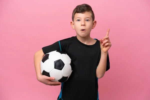 Petit Joueur Football Caucasien Garçon Isolé Sur Fond Rose Dans — Photo