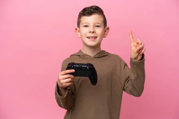 Pequeño Chico Caucásico Jugando Con Controlador Videojuegos Aislado Sobre Fondo —  Fotos de Stock