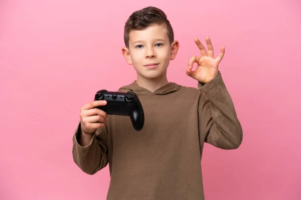 Pequeño Chico Caucásico Jugando Con Controlador Videojuego Aislado Sobre Fondo —  Fotos de Stock