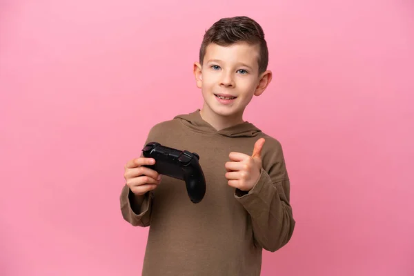 Piccolo Ragazzo Caucasico Che Gioca Con Controller Videogiochi Isolato Sfondo — Foto Stock