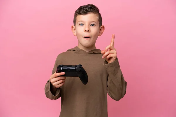 Piccolo Ragazzo Caucasico Che Gioca Con Controller Videogiochi Isolato Sfondo — Foto Stock