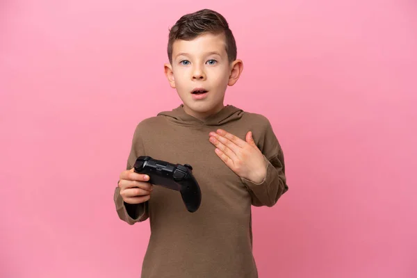 Pequeño Chico Caucásico Jugando Con Controlador Videojuego Aislado Sobre Fondo —  Fotos de Stock