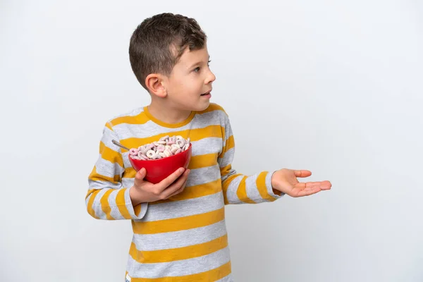Μικρό Καυκάσιο Αγόρι Που Κρατά Ένα Μπολ Δημητριακών Απομονωμένο Λευκό — Φωτογραφία Αρχείου
