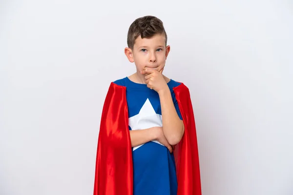 Super Hero Pequeño Niño Aislado Sobre Fondo Blanco Teniendo Dudas — Foto de Stock