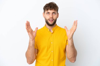 Beyaz arka planda izole edilmiş yakışıklı beyaz adam bunalıma girdi.