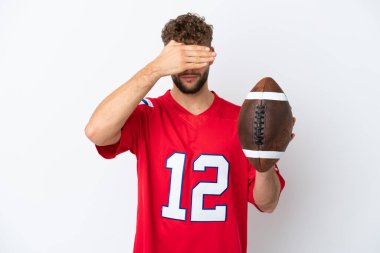 Beyaz arka planda ragbi oynayan beyaz tenli genç bir adam elleriyle gözlerini kapatıyor. Bir şey görmek istemiyorum.