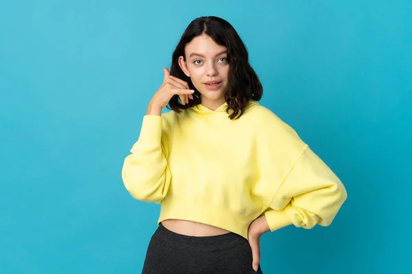 Adolescente Ucraniana Menina Isolada Fundo Azul Fazendo Gesto Telefone Chama — Fotografia de Stock