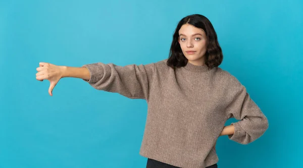 Teenager Ukrajinská Dívka Izolované Modrém Pozadí Ukazující Palec Dolů Negativním — Stock fotografie