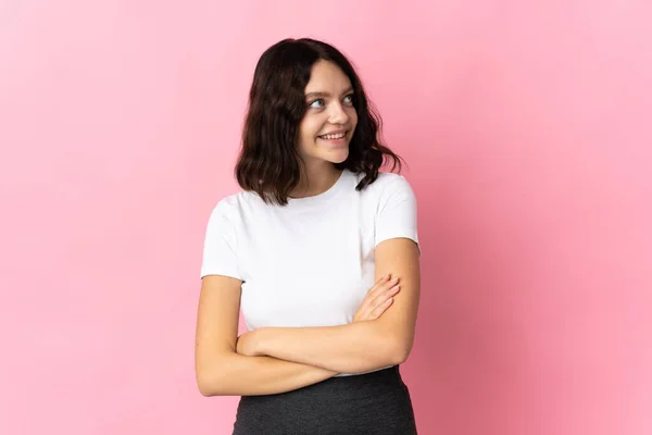 Adolescente Ucraniano Chica Aislado Rosa Fondo Mirando Hacia Arriba Mientras —  Fotos de Stock