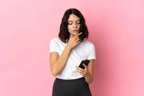 Teenager Ukrainisches Mädchen Isoliert Auf Rosa Hintergrund Denken Und Senden — Stockfoto