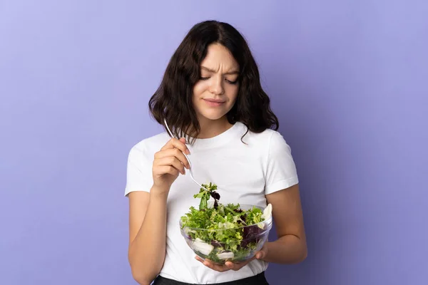 Adolescente Ucraniano Chica Aislado Púrpura Fondo Celebración Tazón Ensalada Con — Foto de Stock