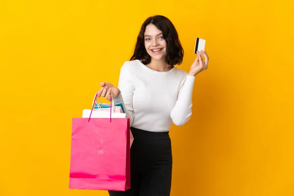 Adolescente Ucraniano Chica Aislado Amarillo Fondo Sosteniendo Bolsas Compras Una —  Fotos de Stock