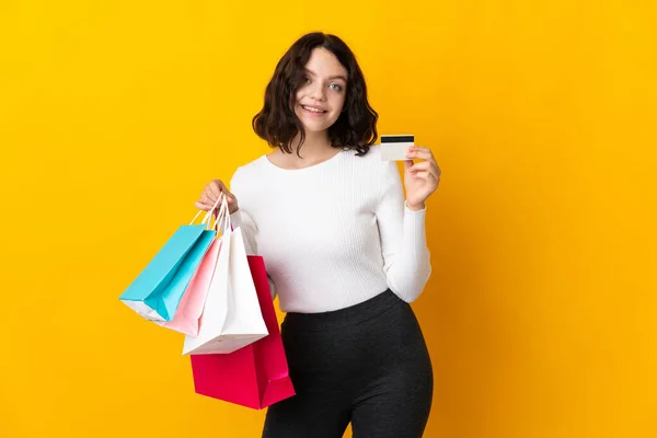 Adolescente Ucraniano Chica Aislado Amarillo Fondo Sosteniendo Bolsas Compras Una —  Fotos de Stock