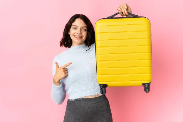 Teenager Ukrainisches Mädchen Isoliert Auf Rosa Hintergrund Urlaub Mit Reisekoffer — Stockfoto