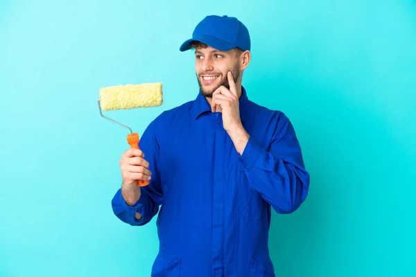 Painter Caucasian Man Isolated Blue Background Thinking Idea While Looking — Stock Photo, Image