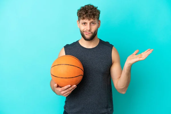 Pemuda Tampan Yang Bermain Basket Terisolasi Latar Belakang Biru Memiliki — Stok Foto