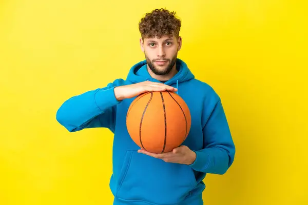 Joven Guapo Caucásico Hombre Aislado Amarillo Fondo Jugando Baloncesto —  Fotos de Stock