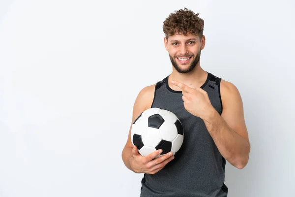 Giovane Uomo Caucasico Bello Isolato Sfondo Bianco Con Pallone Calcio — Foto Stock