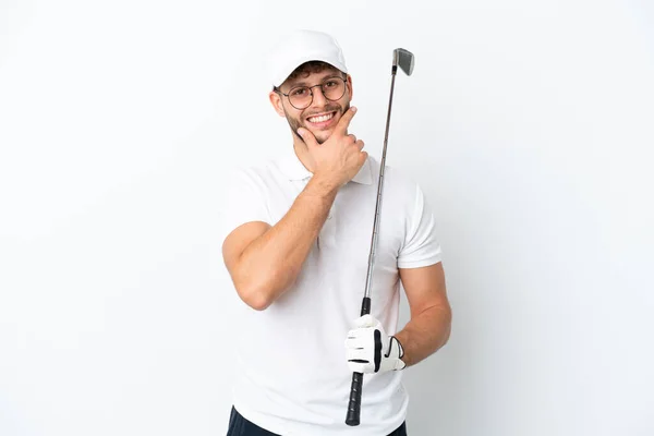 Guapo Joven Jugando Golf Aislado Sobre Fondo Blanco Feliz Sonriente —  Fotos de Stock