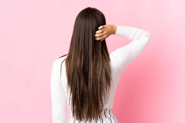 Giovane Donna Brasiliana Isolata Sfondo Rosa Posizione Posteriore Pensando — Foto Stock