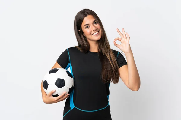若いブラジル人女性はサッカーボールと白い背景に隔離され Okサインを作る — ストック写真