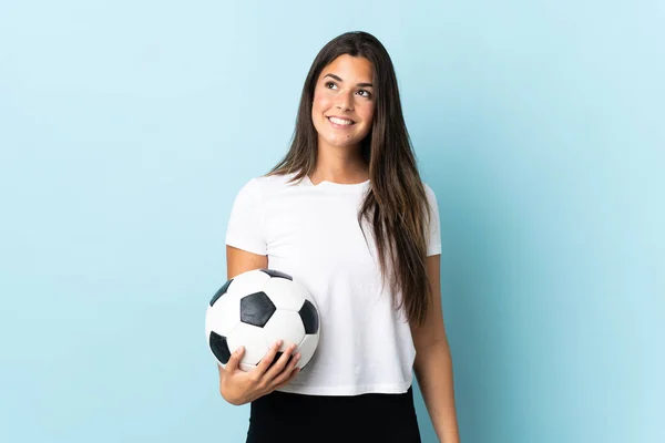 Giovane Giocatore Calcio Brasiliano Ragazza Isolata Sfondo Blu Pensando Idea — Foto Stock