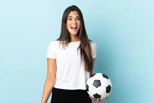 年轻的足球运动员 巴西女孩 被蓝色背景隔离 满脸惊讶的表情 — 图库照片