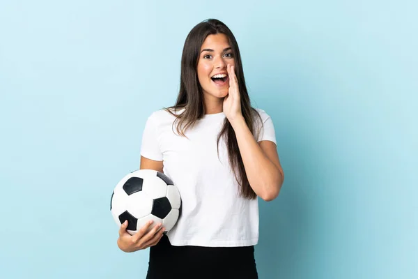 Giovane Giocatore Calcio Brasiliano Ragazza Isolato Sfondo Blu Gridando Con — Foto Stock