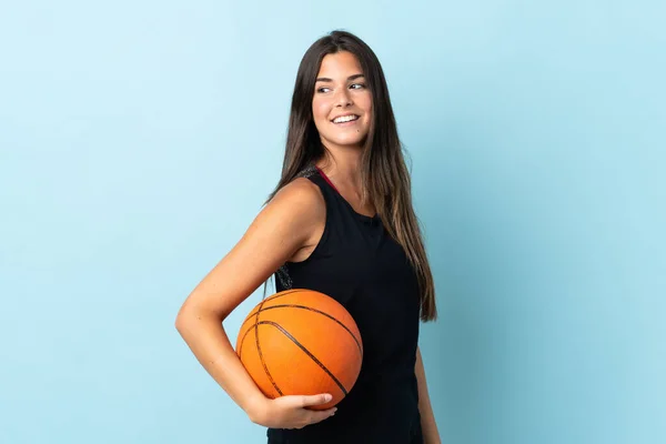Mavi Arka Planda Izole Edilmiş Genç Brezilyalı Kız Basketbol Oynuyor — Stok fotoğraf