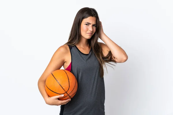 若いですブラジル人女性プレーバスケットボール孤立した白い背景に疑問を持って — ストック写真