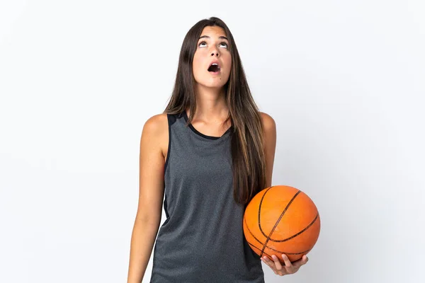 年轻的巴西女子打篮球 背景是白色的 她抬起头 满脸惊讶 — 图库照片