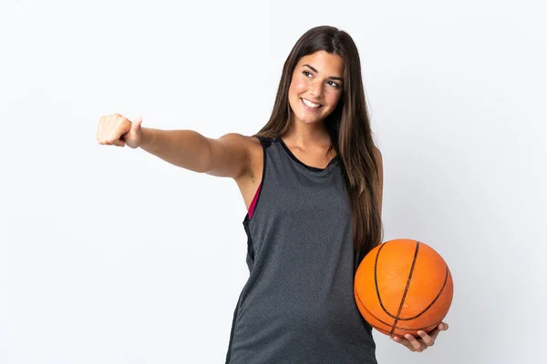 若いですブラジル人女性遊びバスケットボール隔離された上に白い背景与えます親指アップジェスチャー — ストック写真
