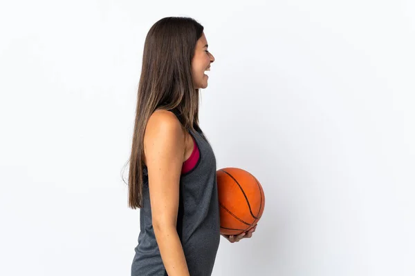 Joven Brasileña Jugando Baloncesto Aislada Sobre Fondo Blanco Riendo Posición —  Fotos de Stock