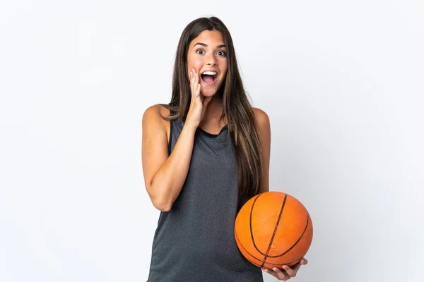 Молодая Бразилька Играющая Баскетбол Белом Фоне Удивлением Шокированным Выражением Лица — стоковое фото