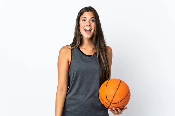 Молодая Бразильская Женщина Играющая Баскетбол Белом Фоне Неожиданным Выражением Лица — стоковое фото