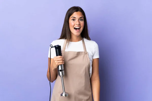 Braziliaanse Vrouw Met Behulp Van Hand Blender Geïsoleerd Paarse Achtergrond — Stockfoto