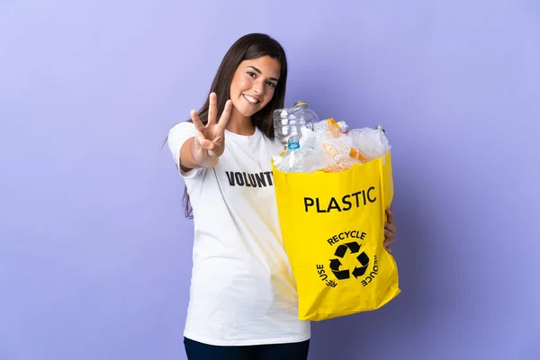 Joven Brasileña Sosteniendo Una Bolsa Llena Botellas Plástico Para Reciclar — Foto de Stock