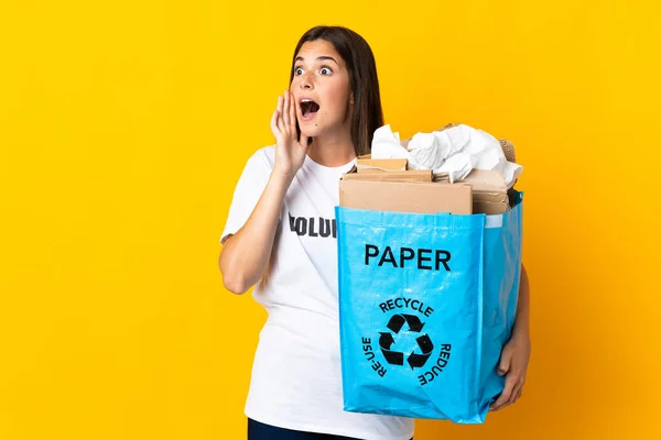 Młoda Brazylijska Dziewczyna Trzyma Worek Makulaturą Wypełniony Papierem Recyklingu Odizolowany — Zdjęcie stockowe