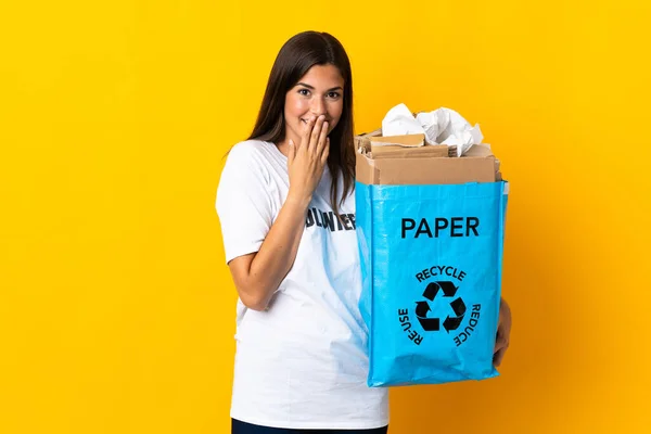 Молода Бразіліанка Яка Тримає Паперовий Пакет Ізольований Жовтому Тлі Щаслива — стокове фото