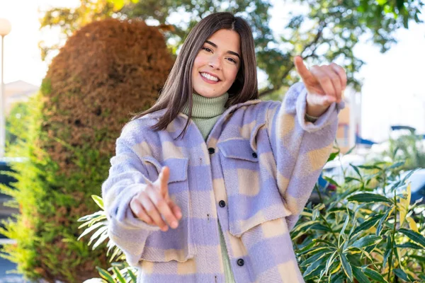 Parktaki genç Brezilyalı kadın gülümserken seni işaret ediyor.