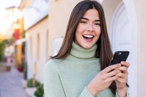 Jonge Braziliaanse Vrouw Buiten Verrast Het Verzenden Van Een Boodschap — Stockfoto