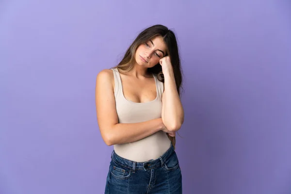 Mujer Joven Caucásica Aislada Sobre Fondo Púrpura Con Expresión Cansada — Foto de Stock