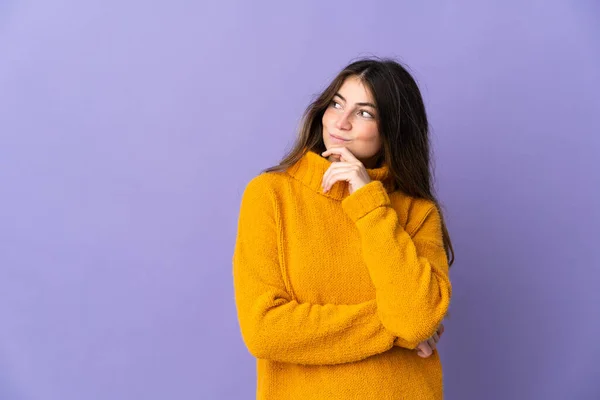 Jonge Kaukasische Vrouw Geïsoleerd Paarse Achtergrond Zoek Omhoog — Stockfoto