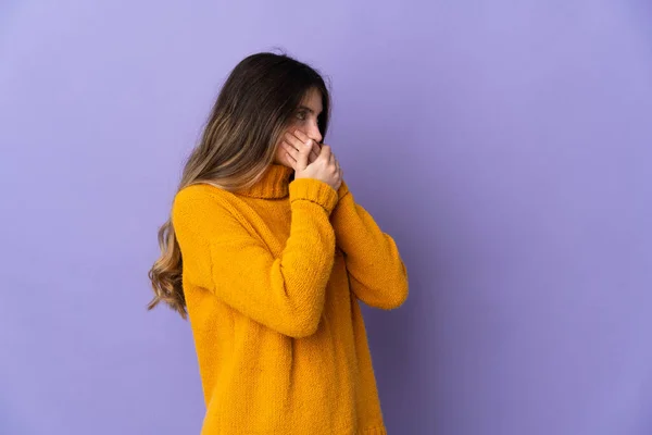 Jeune Femme Caucasienne Isolée Sur Fond Violet Couvrant Bouche Regardant — Photo