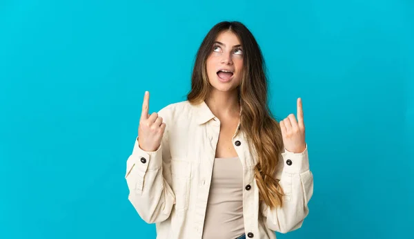 Young Caucasian Woman Isolated Blue Background Surprised Pointing — Stock Photo, Image